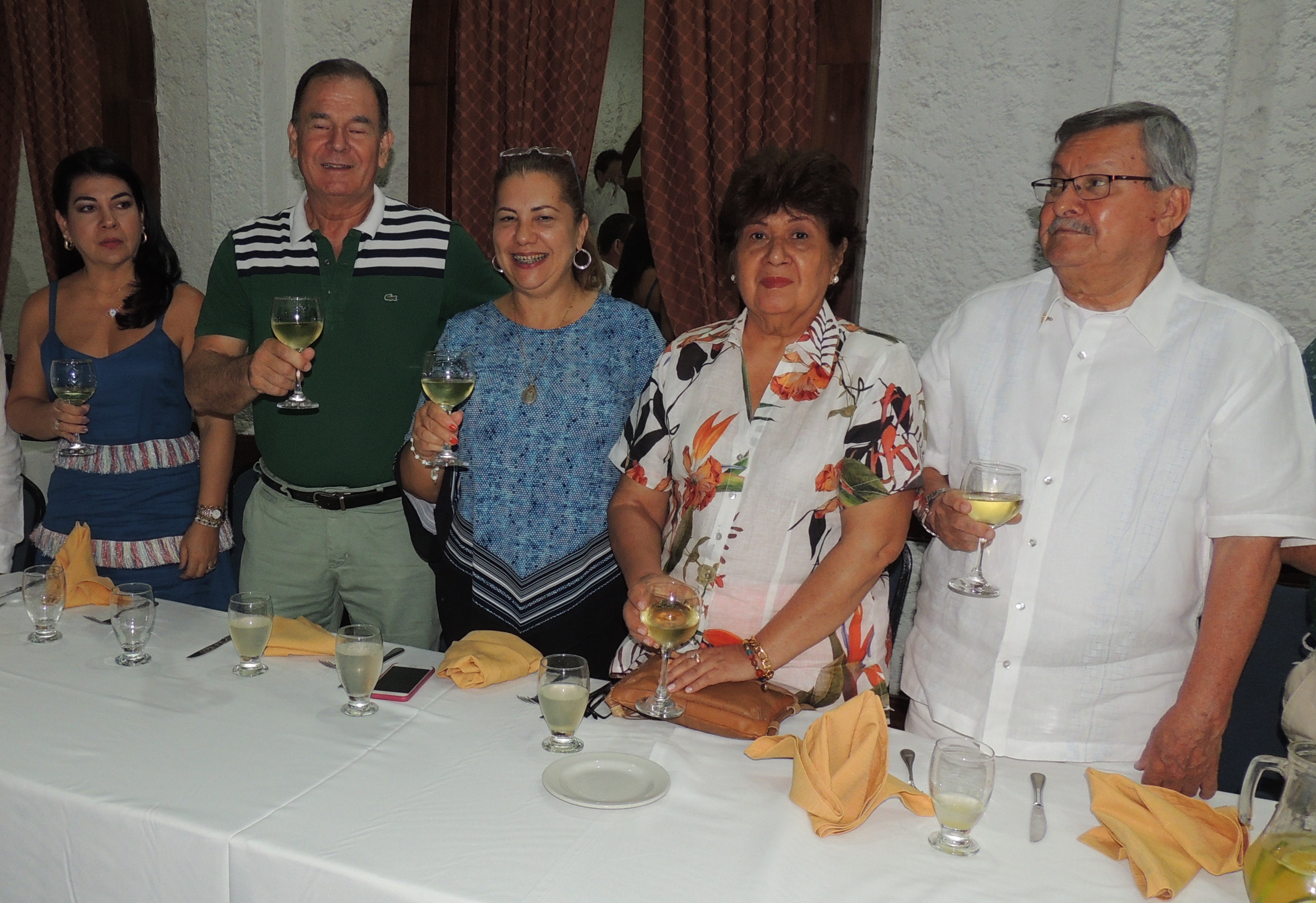 Liliana de Melo, Ricardo Quintero, María Isabel de Quintero, Mireya de Moreno y Alberto Moreno.